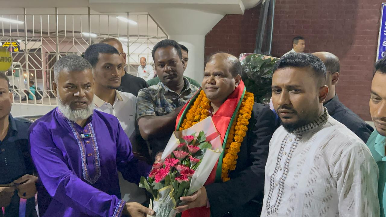 ১৫ বছর পর বাংলাদেশর মাটিতে রেমিট্যান্সযোদ্ধা মনির আহমেদ